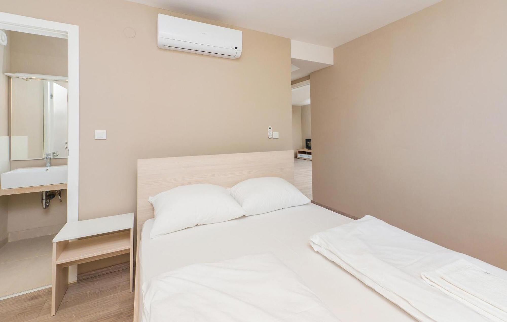 Pet Friendly Apartment In Povljana With Kitchen Exteriör bild